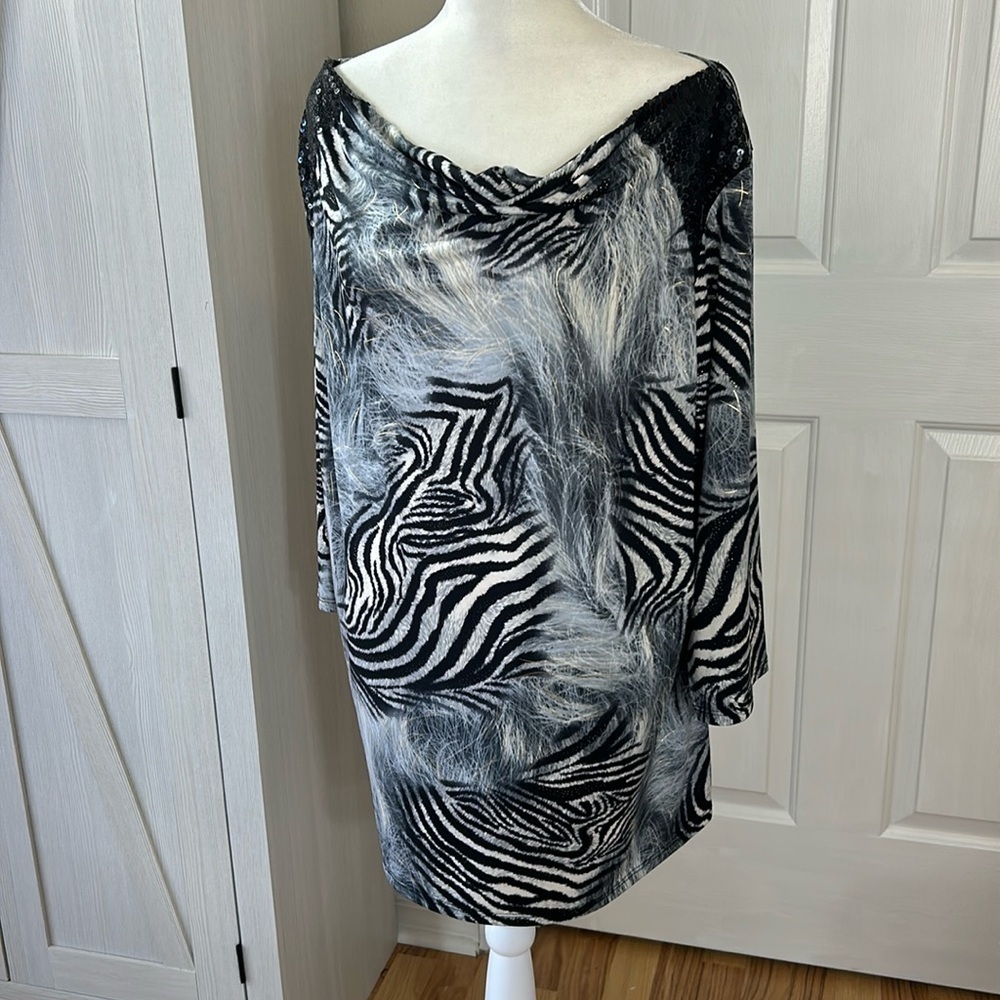 Shannon Ford Grey/Black Animal Print Blouse with Sequin detail at shoulder Sz 1X